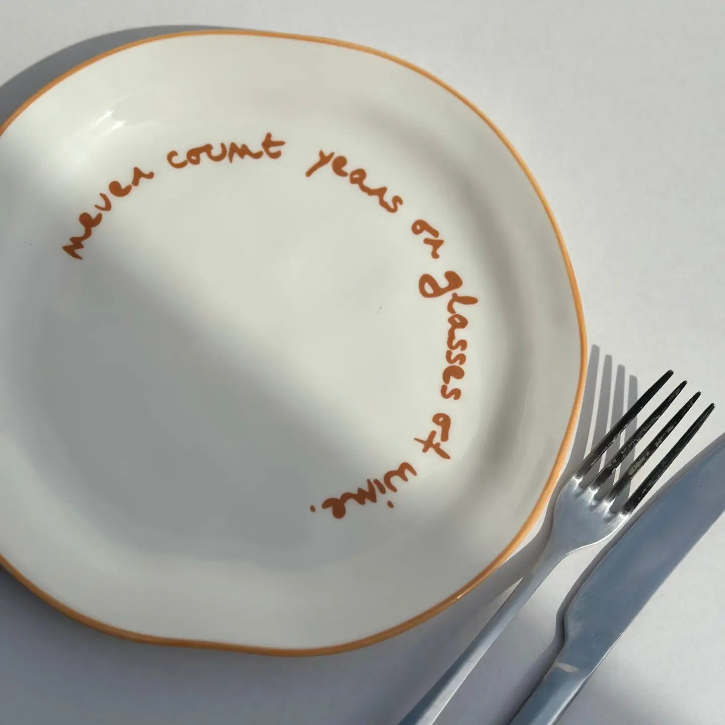 Assiette à déjeuner statement "Ne comptez jamais les années de verre de vin"