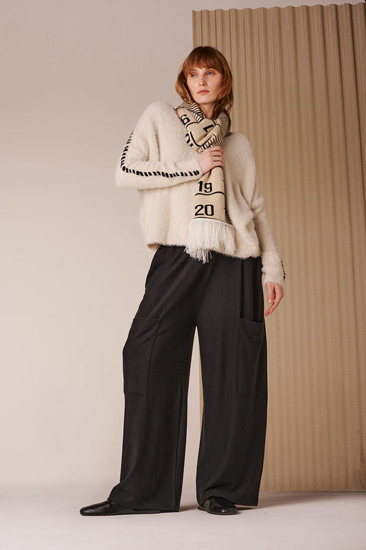 Sweater brodé à la main en crème ou noir